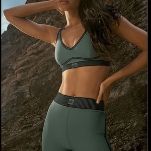 Alo Yoga High-Waist Airlift 7/8 Line Up Leggings -Small, sold out online